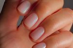 Acqua glazed nails : la tendance manucure lumineuse à adopter en ce moment