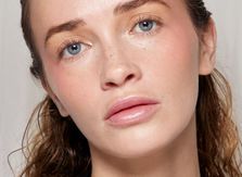 Coaching beauté : comment maquiller un coup de soleil ?