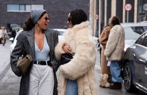 Fausse fourrure, imprimés et couleurs vives : voici comment les Danoises dynamisent leur manteau d’hiver