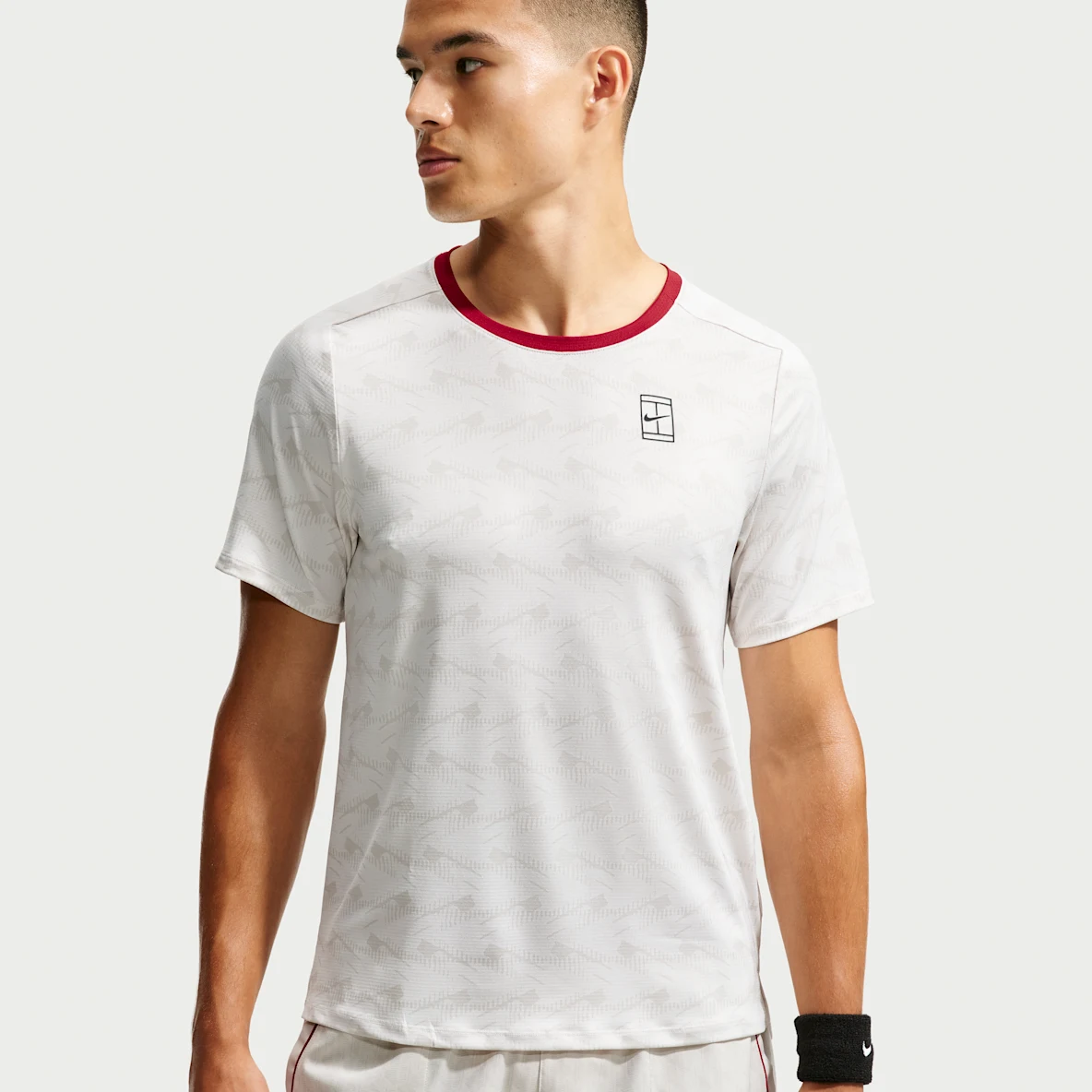 NikeCourt Advantage เสื้อเทนนิส Dri-FIT ผู้ชาย