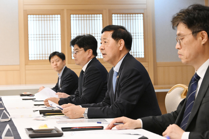 구윤철 부총리 겸 재정경제부 장관이 5월 12일 서울 종로구 정부서울청사에서 열린 국채시장 자문위원회를 주재, 모두발언하고 있다. [재정경제부]