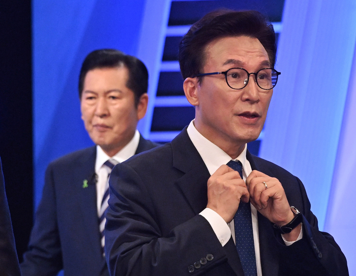 김민석, 정청래 더불어민주당 당대표 후보가 5일 서울 여의도 KBS에서 열린 더불어민주당 당대표 후보자 TV토론회에서 토론회 준비를 하고 있다. [뉴시스]