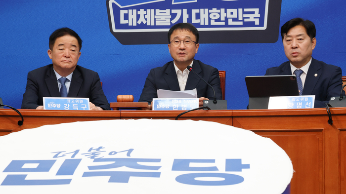 한병도 당 대표 직무대행 겸 원내대표가 14일 국회에서 열린 더불어민주당 최고위원회의에서 발언하고 있다. [연합뉴스]