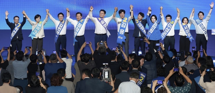 더불어민주당 당 대표와 최고위원 후보들이 15일 전남광주 나주시 나주종합스포츠파크 다목적체육관에서 열린 민주당 대표&middot;최고위원 전남광주 합동연설회에 참석해 기념 촬영하고 있다. (왼쪽부터) 박선원&middot;임미애 최고위원 후보, 김민석&middot;정청래&middot;송영길 당 대표 후보, 김용&middot;김영호&middot;최민희&middot;이성윤&middot;서미화&middot;한민수 최고위원 후보 [연합뉴스]